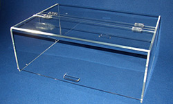 Cet atelier de thermoformage proche de Paris travaille le plexiglas et l'altuglas.