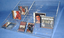 Les présentoirs sont en plexiglas ou pmma.