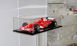 Grace aux vitrines de présentation en plexi, le public peut profiter des peintures et sculptures.