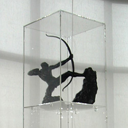 Les sculptures et les peintures s'offrent à la vue des visiteurs sans qu'ils puissent les toucher.