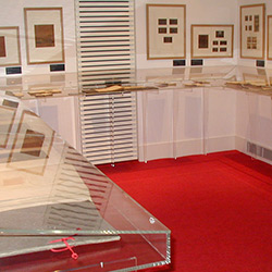 L'encadrement en plexiglas ou altuglas permet d'obtenir un cadre transparent.