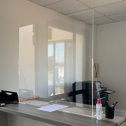 Techni Plast a encore du stock pour réaliser des protections en plexiglas contre le virus.