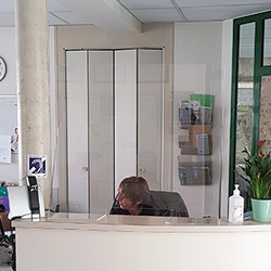 Protection en plexiglas pour comptoir, caisse, guichet et accueil.
