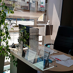 Cette entreprise des Yvelines produit des protections sur mesure en plexiglas.